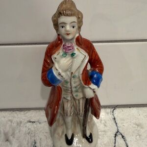 VINTAGE VICTORIAN ARISTOCRAT  GENTLEMAN FIGURINE-great decor cottage cor piece